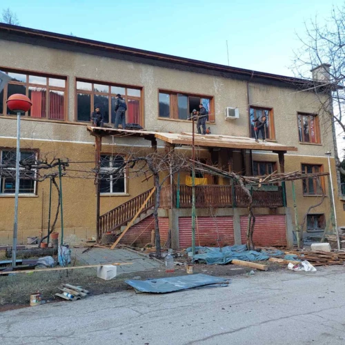 Изработка на навес на завод